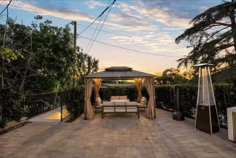 New-Build Modern Home with Gazebo Patio, photo 7