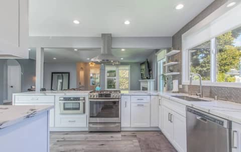Modern Gray Pool Home with Open Kitchen, photo 4