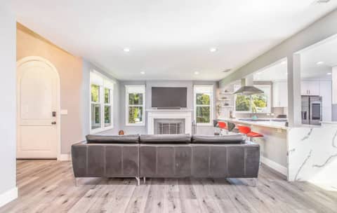 Modern Gray Pool Home with Open Kitchen, photo 6