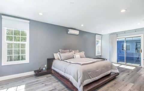 Modern Gray Pool Home with Open Kitchen, photo 8