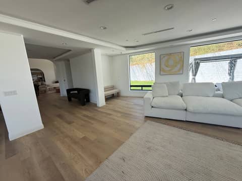 New-Build Modern Estate with Grand Staircase, photo 6