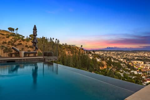 Hillside Modern with Infinity Pool and City Views, photo 9