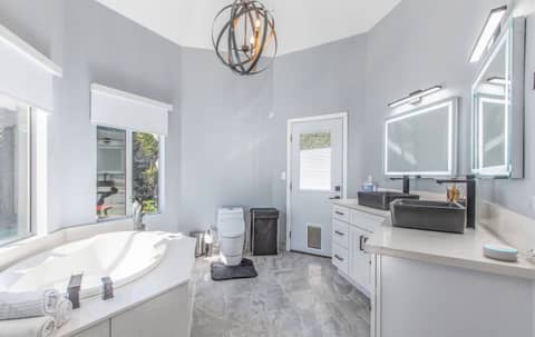Modern Gray Pool Home with Open Kitchen, photo 9
