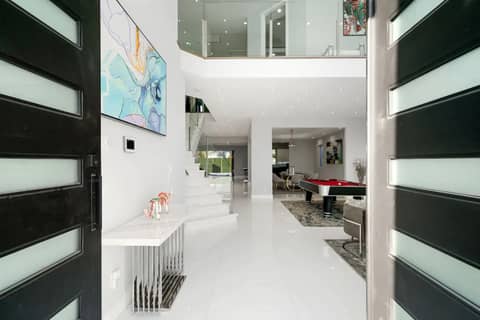 Modern Mini Mansion with Pool, photo 9