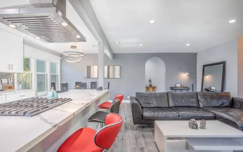 Modern Gray Pool Home with Open Kitchen, photo 5