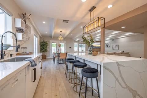 Renovated Entertainer's Home with Spa, photo 4