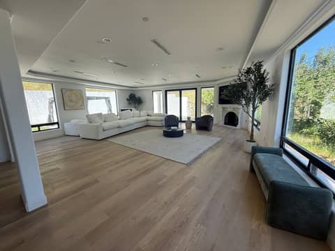 New-Build Modern Estate with Grand Staircase, photo 4