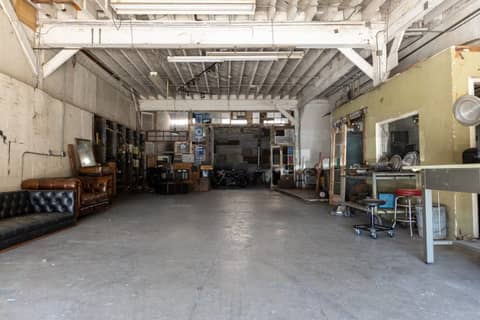 Industrial Warehouse Studio with Vintage Props, photo 5