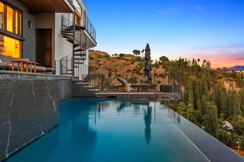 Hillside Modern with Infinity Pool and City Views, photo 8