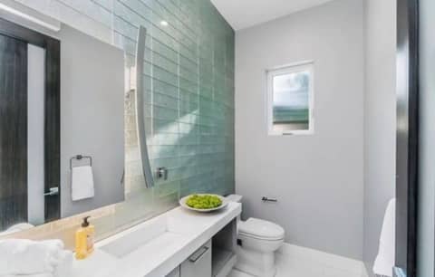 Modern Mini Mansion with Pool, photo 7