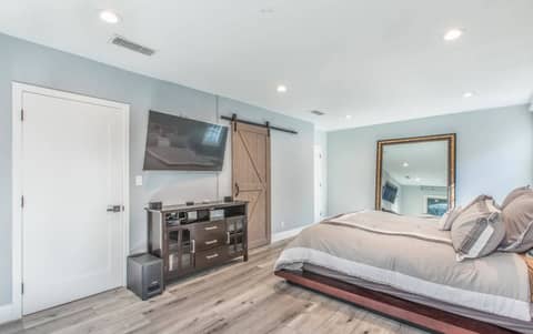 Modern Gray Pool Home with Open Kitchen, photo 7