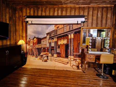 Ranch Home with Old West Saloon, photo 9