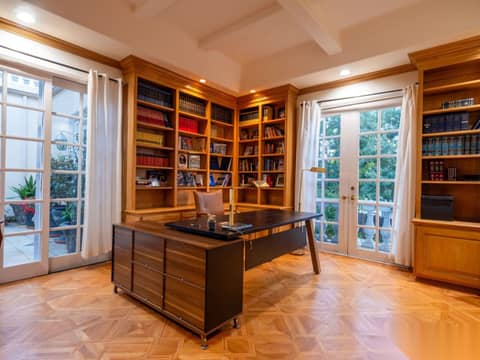 Italian-Style Mansion with Library and Pool, photo 4
