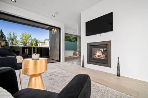 Glass-Walled Modern with Pool and Wine Cellar, photo 5