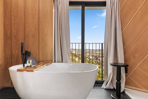 Hillside Modern with Infinity Pool and City Views, photo 5