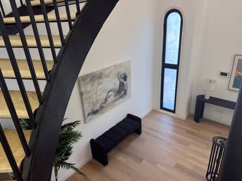 New-Build Modern Estate with Grand Staircase, photo 9