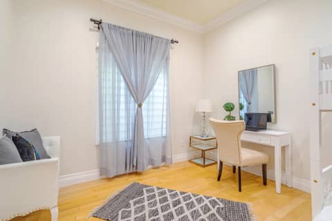 Modern Four-Bedroom with Chef's Kitchen, photo 4
