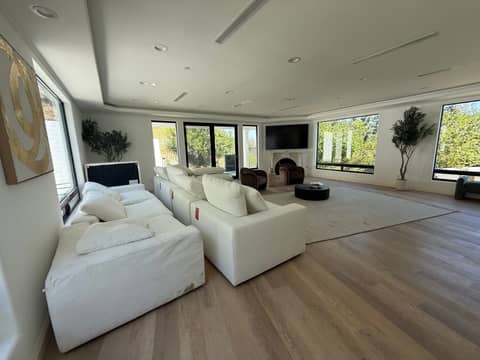 New-Build Modern Estate with Grand Staircase, photo 5
